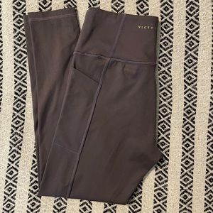 NWOT VS Incredible Essential Legging w/Pockets